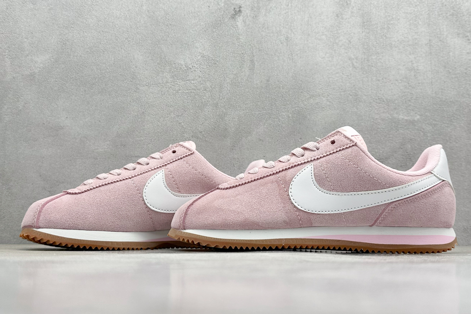  
Nike Classic Cortez Leather 
秉承元年款经典风格 糅合防水鞋面设计
传统