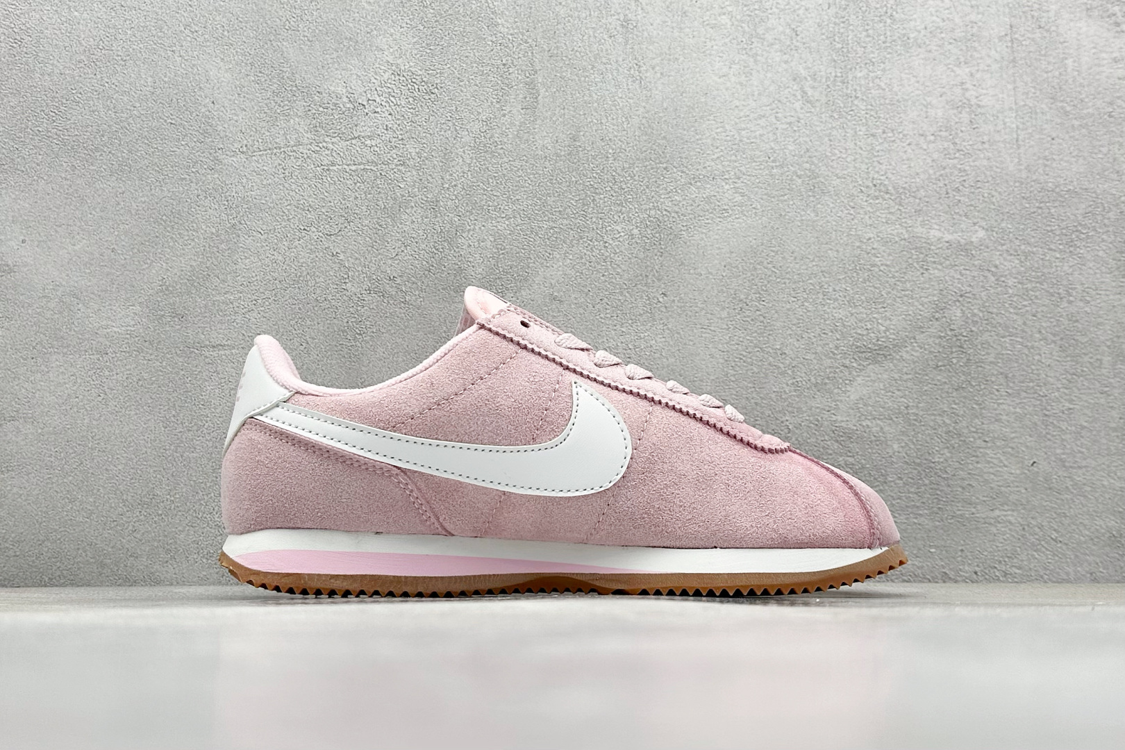  
Nike Classic Cortez Leather 
秉承元年款经典风格 糅合防水鞋面设计
传统