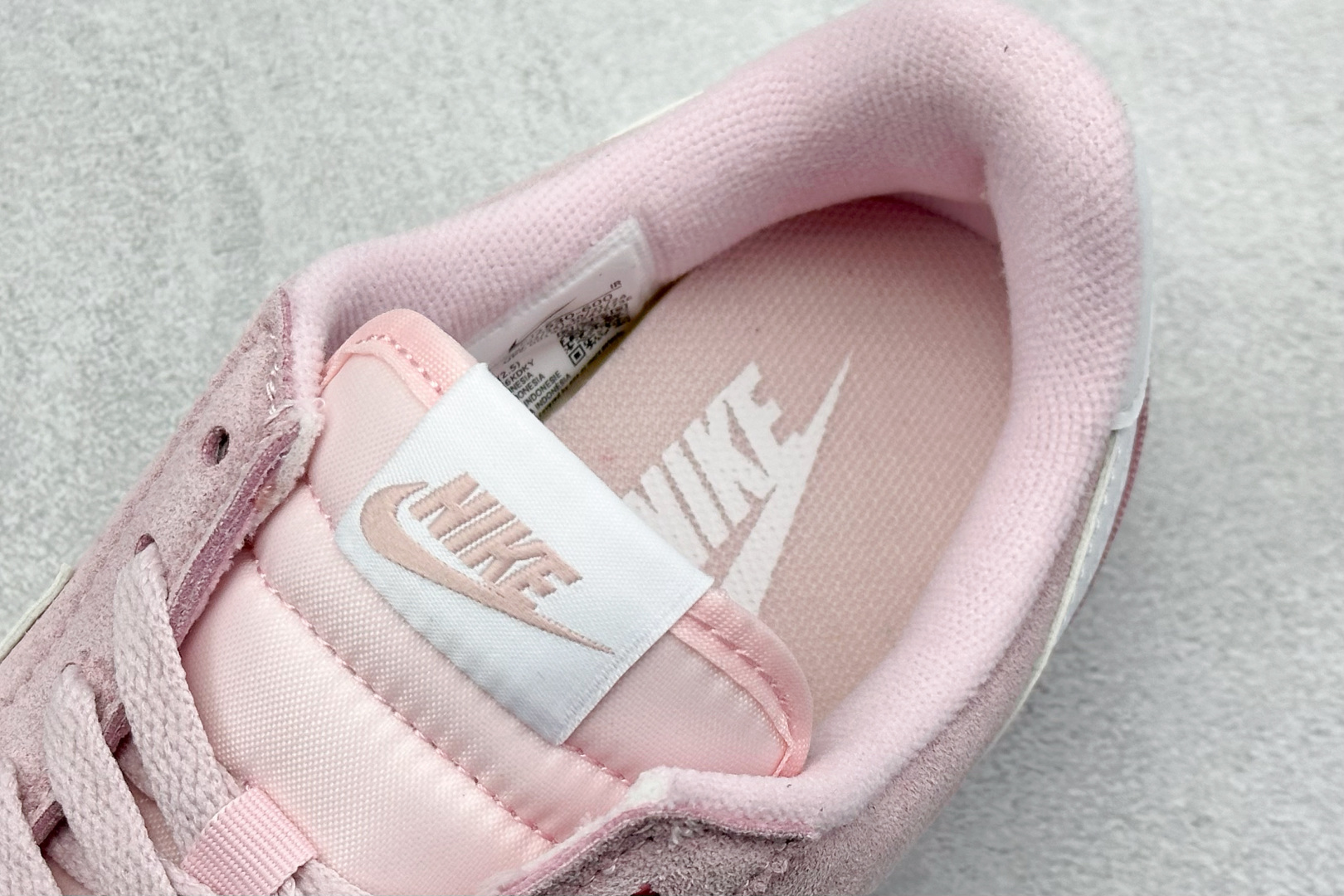  
Nike Classic Cortez Leather 
秉承元年款经典风格 糅合防水鞋面设计
传统