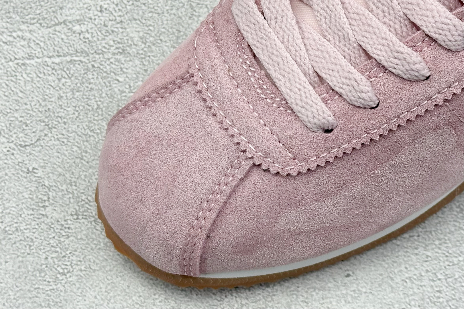  
Nike Classic Cortez Leather 
秉承元年款经典风格 糅合防水鞋面设计
传统
