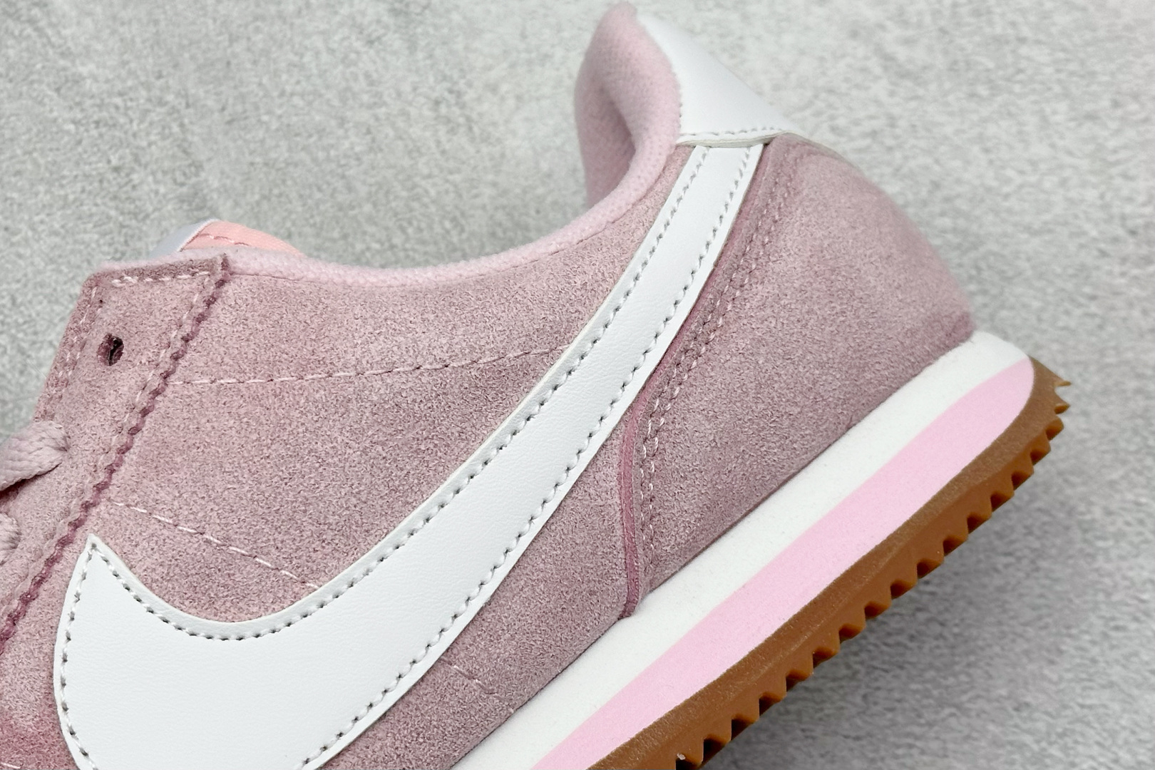  
Nike Classic Cortez Leather 
秉承元年款经典风格 糅合防水鞋面设计
传统