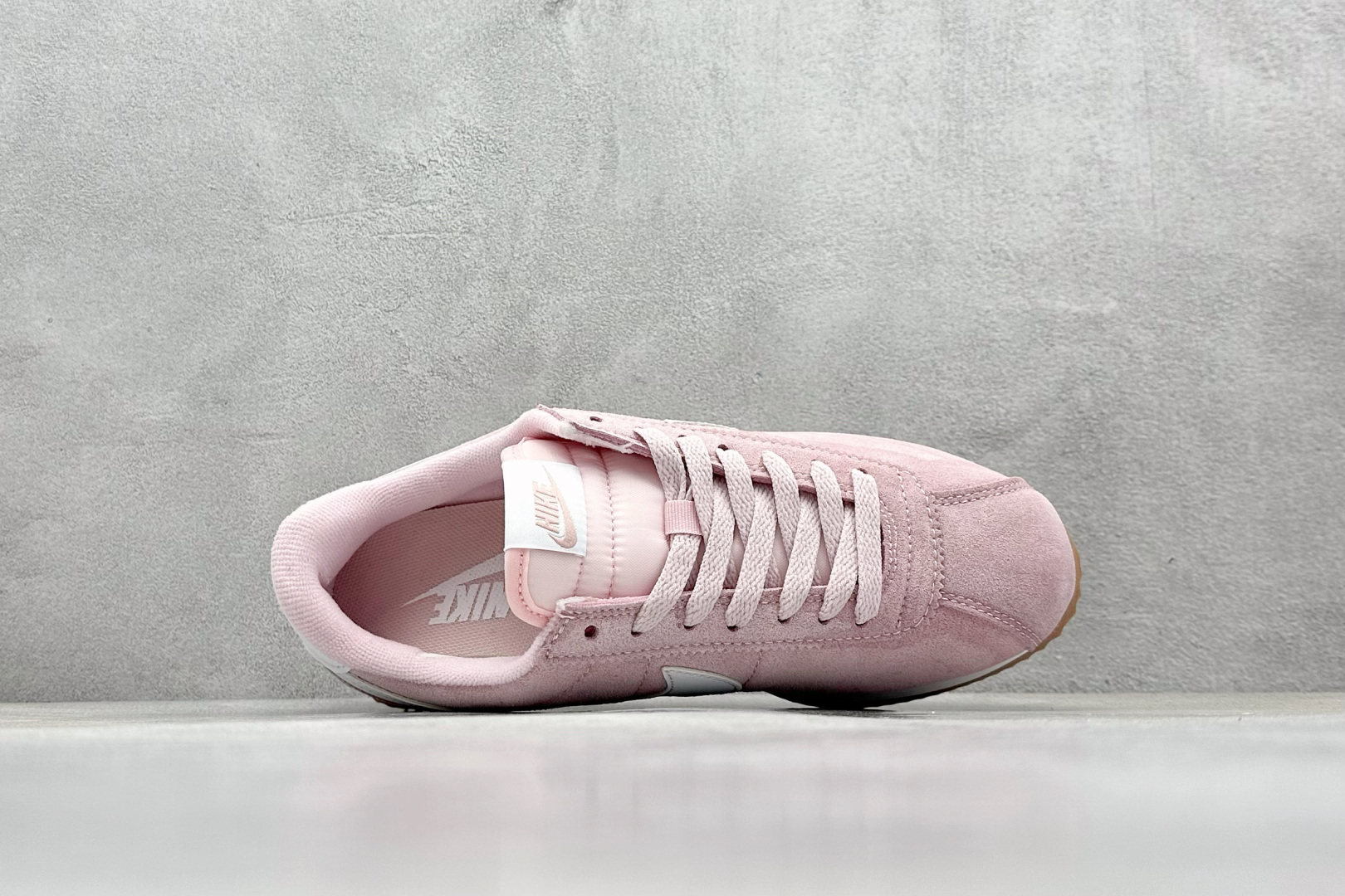  
Nike Classic Cortez Leather 
秉承元年款经典风格 糅合防水鞋面设计
传统