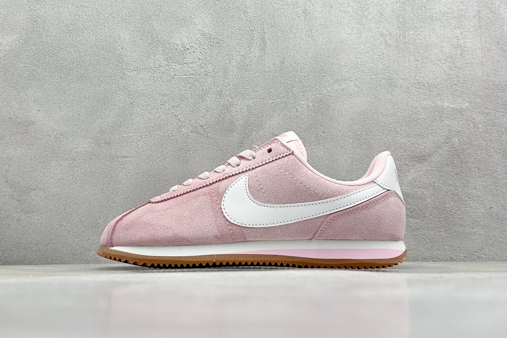  
Nike Classic Cortez Leather 
秉承元年款经典风格 糅合防水鞋面设计
传统