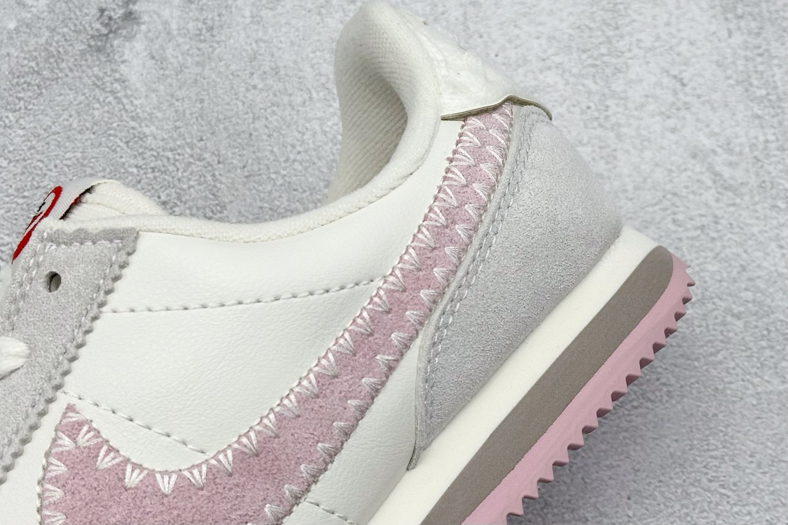  
Nike Classic Cortez Leather 
秉承元年款经典风格 糅合防水鞋面设计
传统