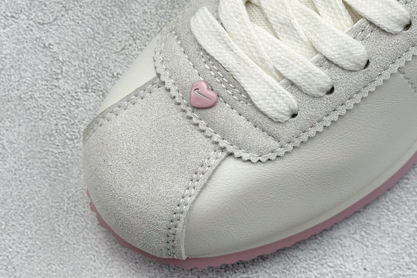  
Nike Classic Cortez Leather 
秉承元年款经典风格 糅合防水鞋面设计
传统