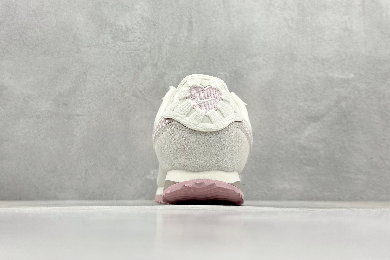  
Nike Classic Cortez Leather 
秉承元年款经典风格 糅合防水鞋面设计
传统