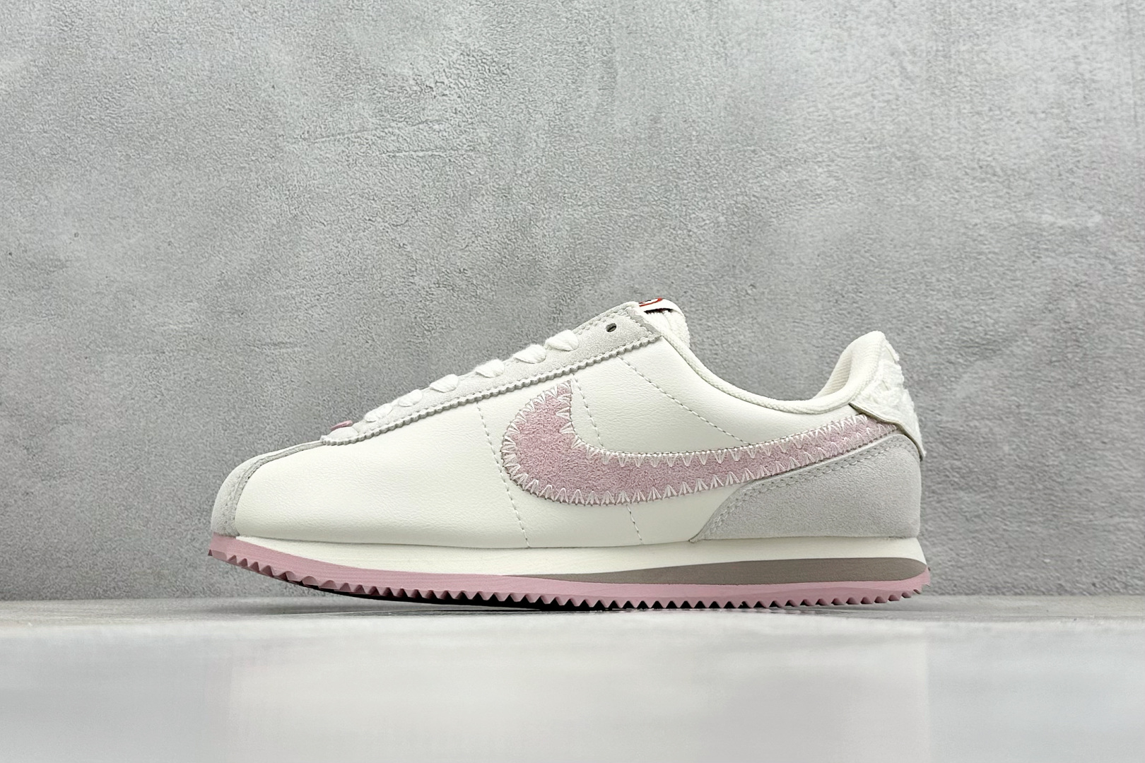  
Nike Classic Cortez Leather 
秉承元年款经典风格 糅合防水鞋面设计
传统