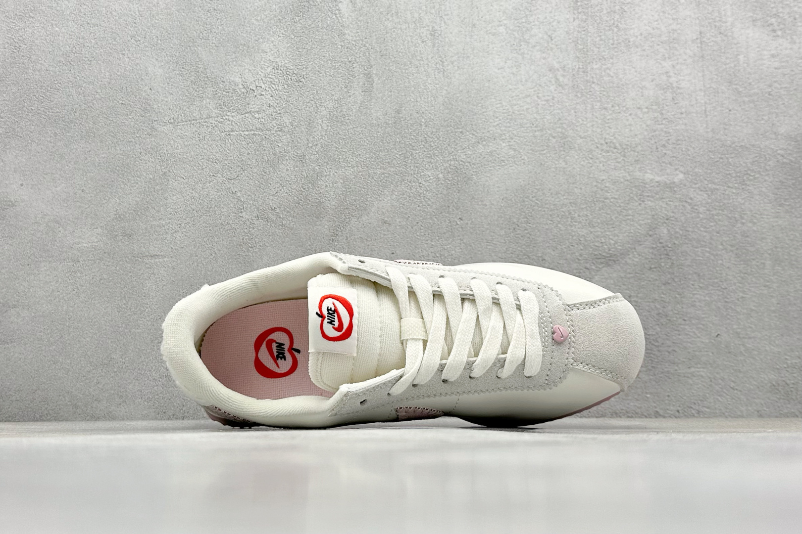 
Nike Classic Cortez Leather 
秉承元年款经典风格 糅合防水鞋面设计
传统