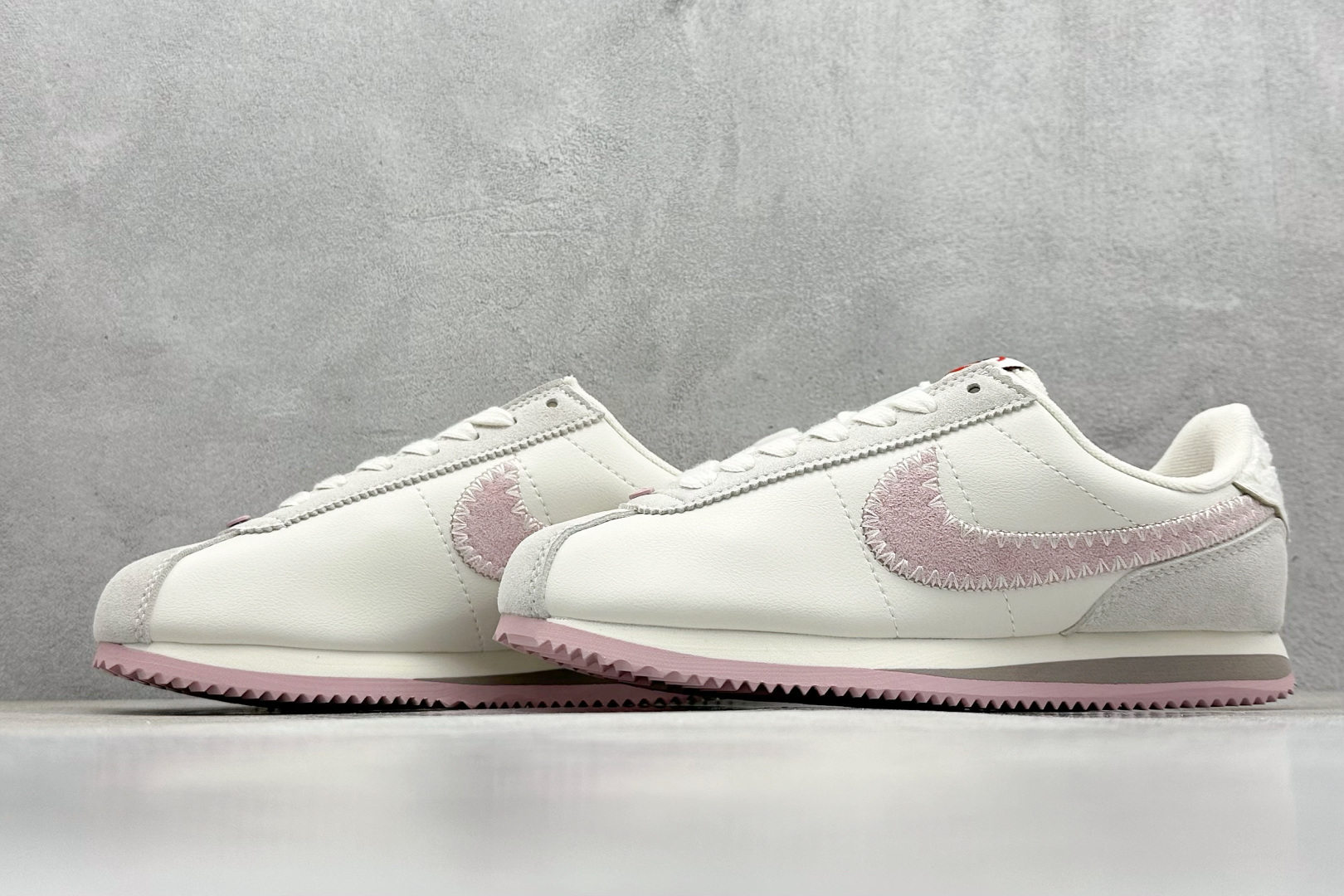  
Nike Classic Cortez Leather 
秉承元年款经典风格 糅合防水鞋面设计
传统