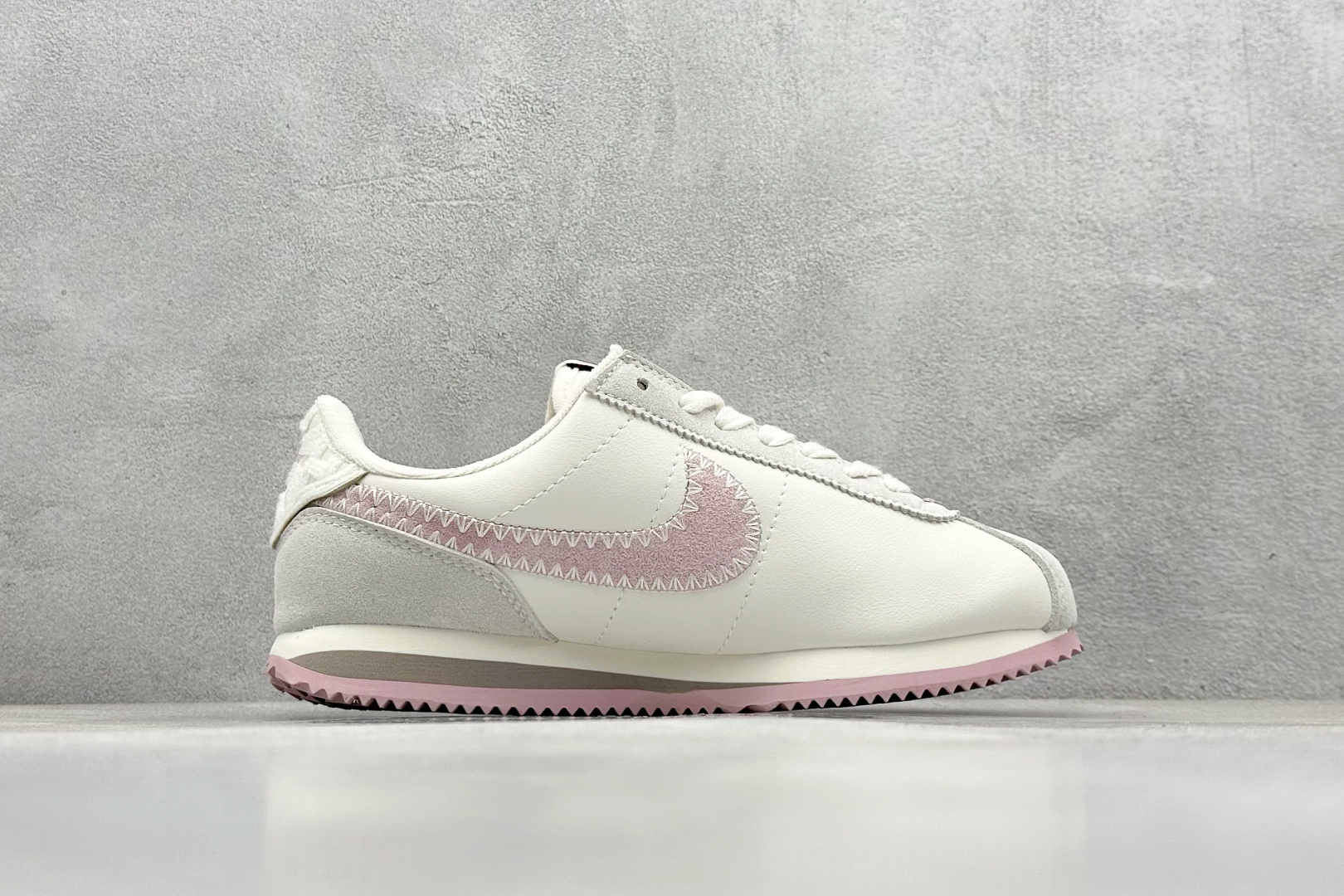  
Nike Classic Cortez Leather 
秉承元年款经典风格 糅合防水鞋面设计
传统