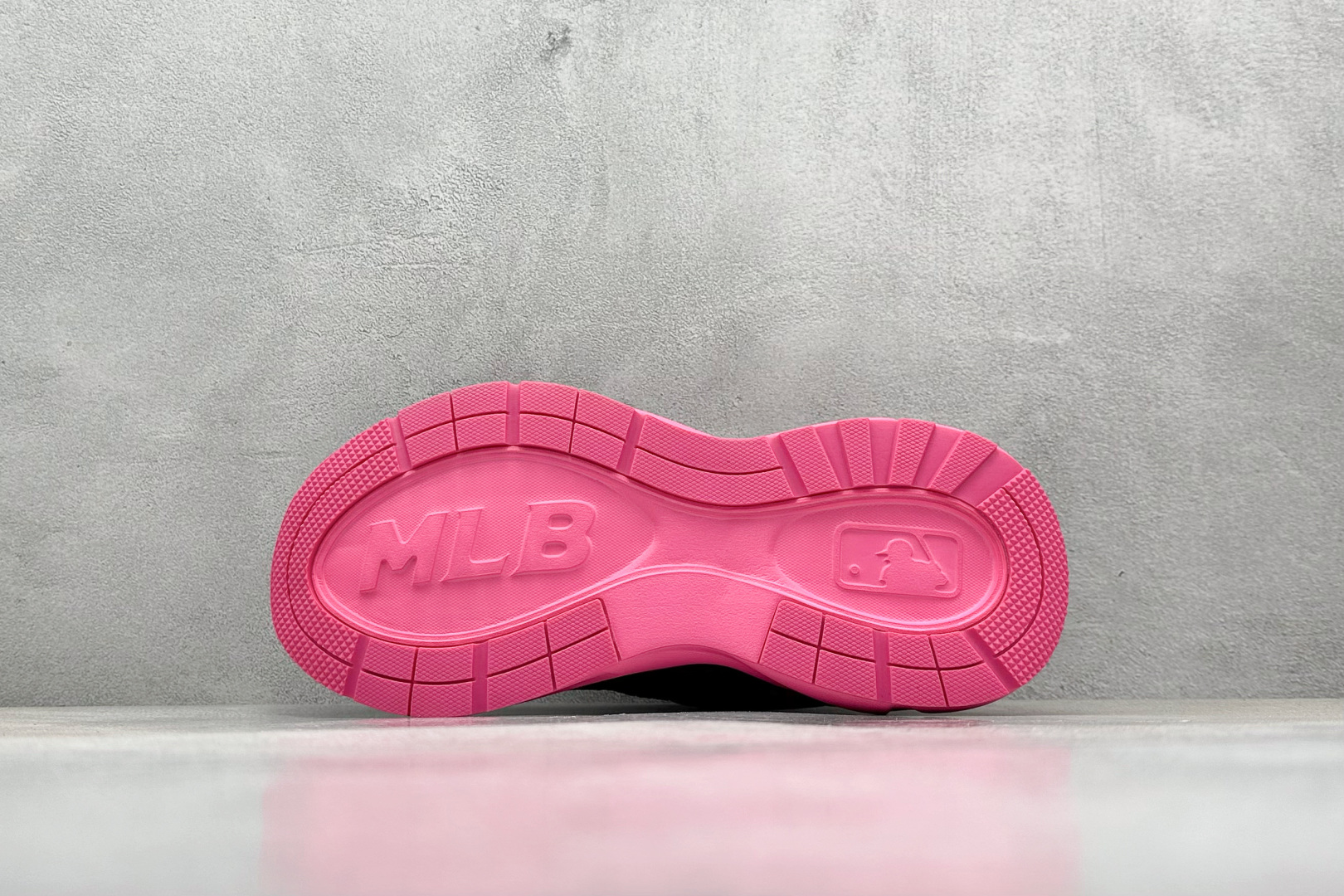 福利特价 终端放店
MLB Chunky Runner Fastball 24SS复古舒适 织物合成革防
