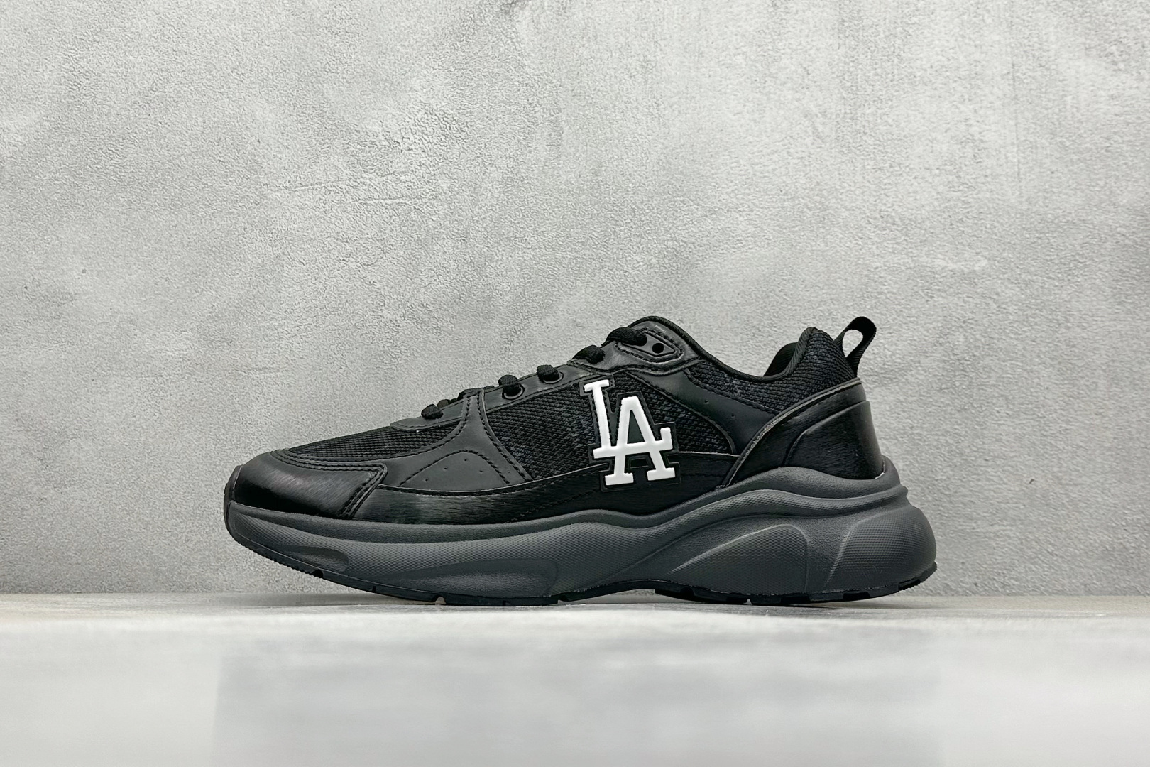 福利特价 终端放店
MLB Chunky Runner Fastball 24SS复古舒适 织物合成革防
