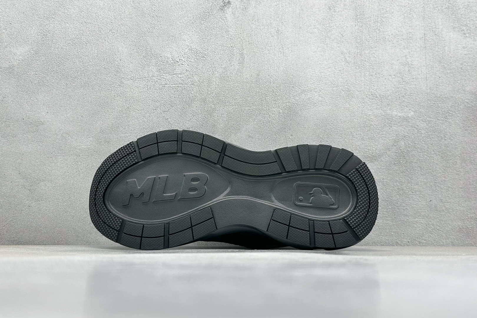 福利特价 终端放店
MLB Chunky Runner Fastball 24SS复古舒适 织物合成革防