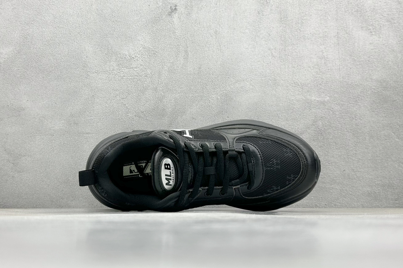 福利特价 终端放店
MLB Chunky Runner Fastball 24SS复古舒适 织物合成革防