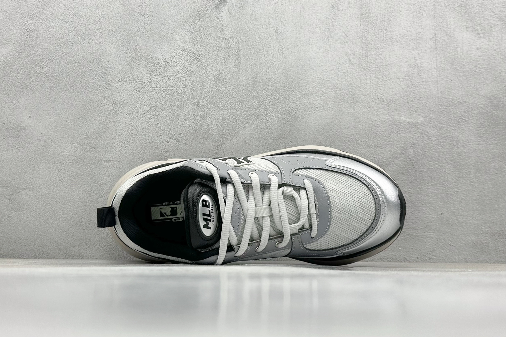 福利特价 终端放店
MLB Chunky Runner Fastball 24SS复古舒适 织物合成革防