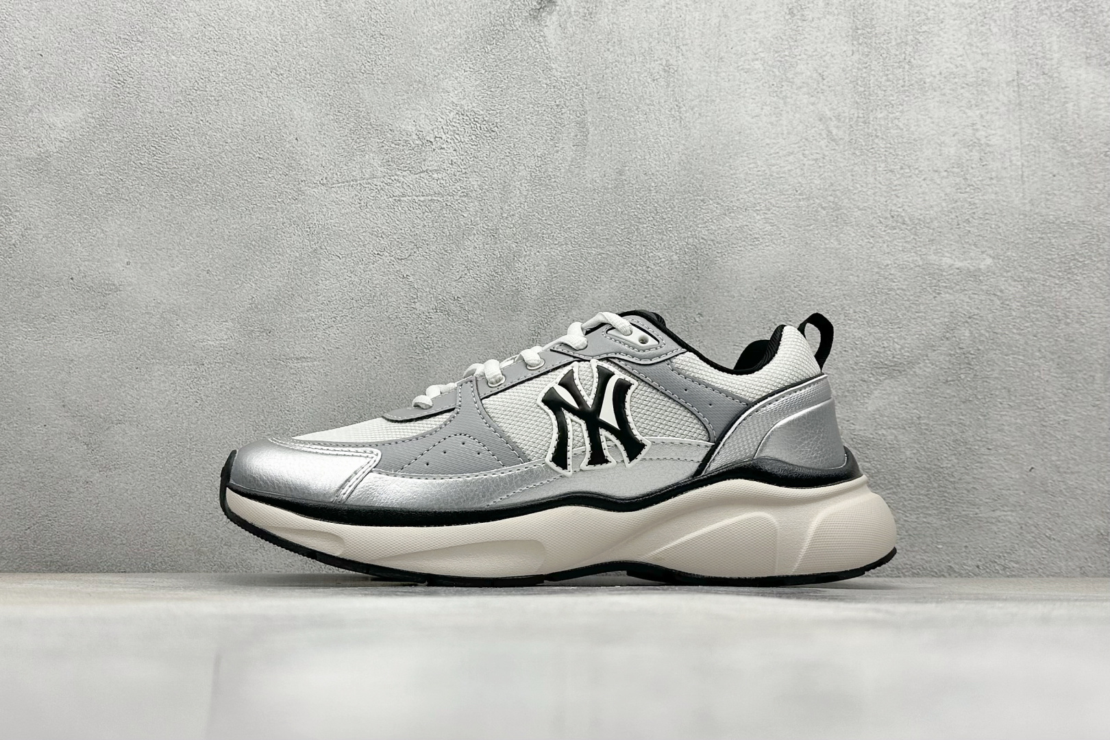 福利特价 终端放店
MLB Chunky Runner Fastball 24SS复古舒适 织物合成革防