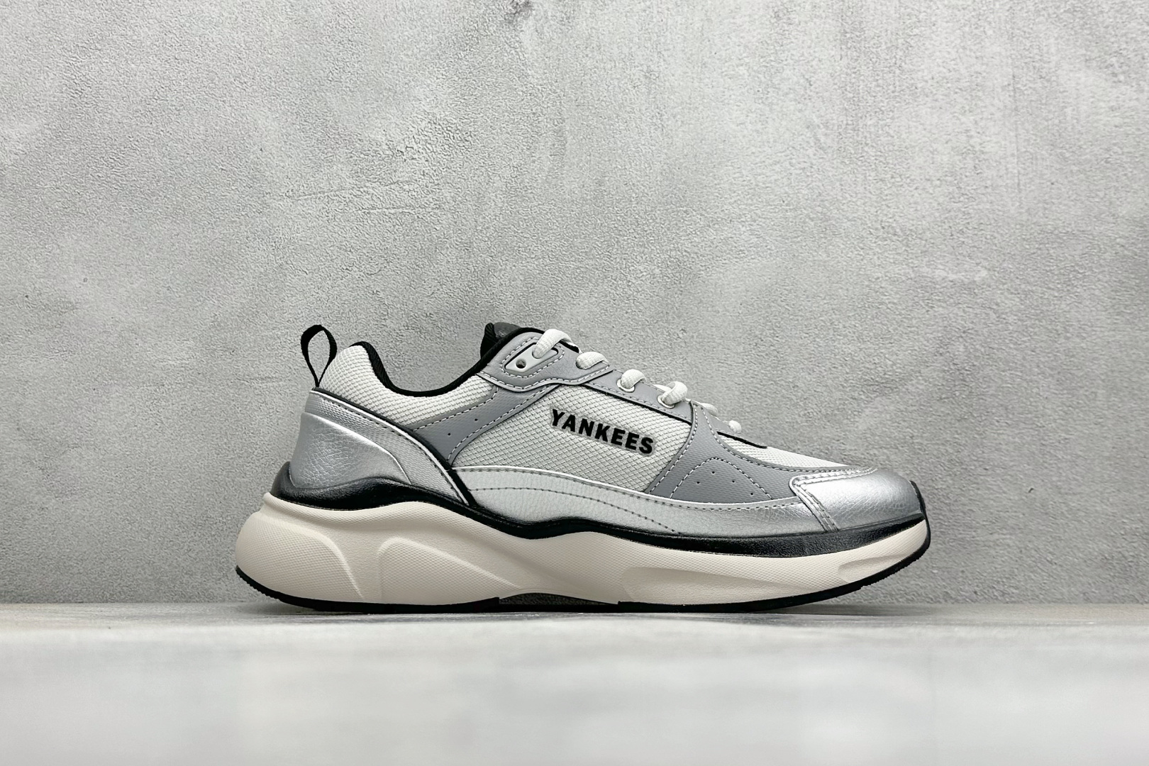 福利特价 终端放店
MLB Chunky Runner Fastball 24SS复古舒适 织物合成革防