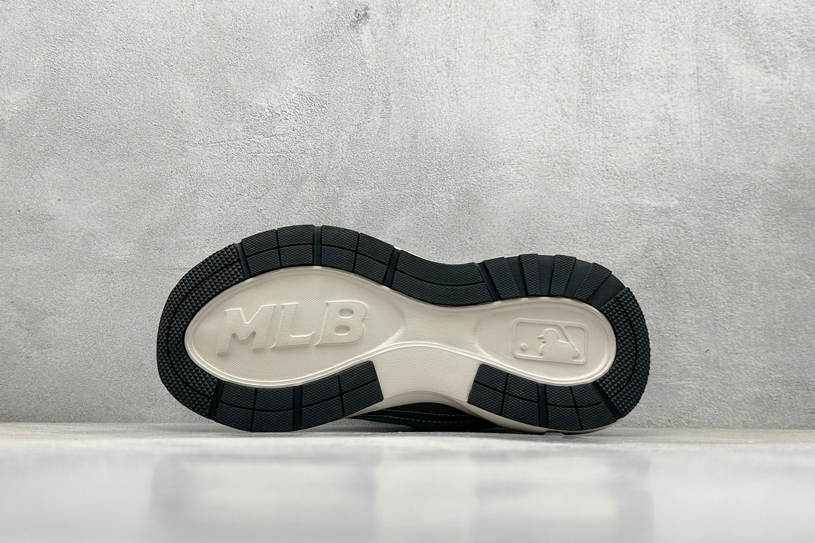 福利特价 终端放店
MLB Chunky Runner Fastball 24SS复古舒适 织物合成革防