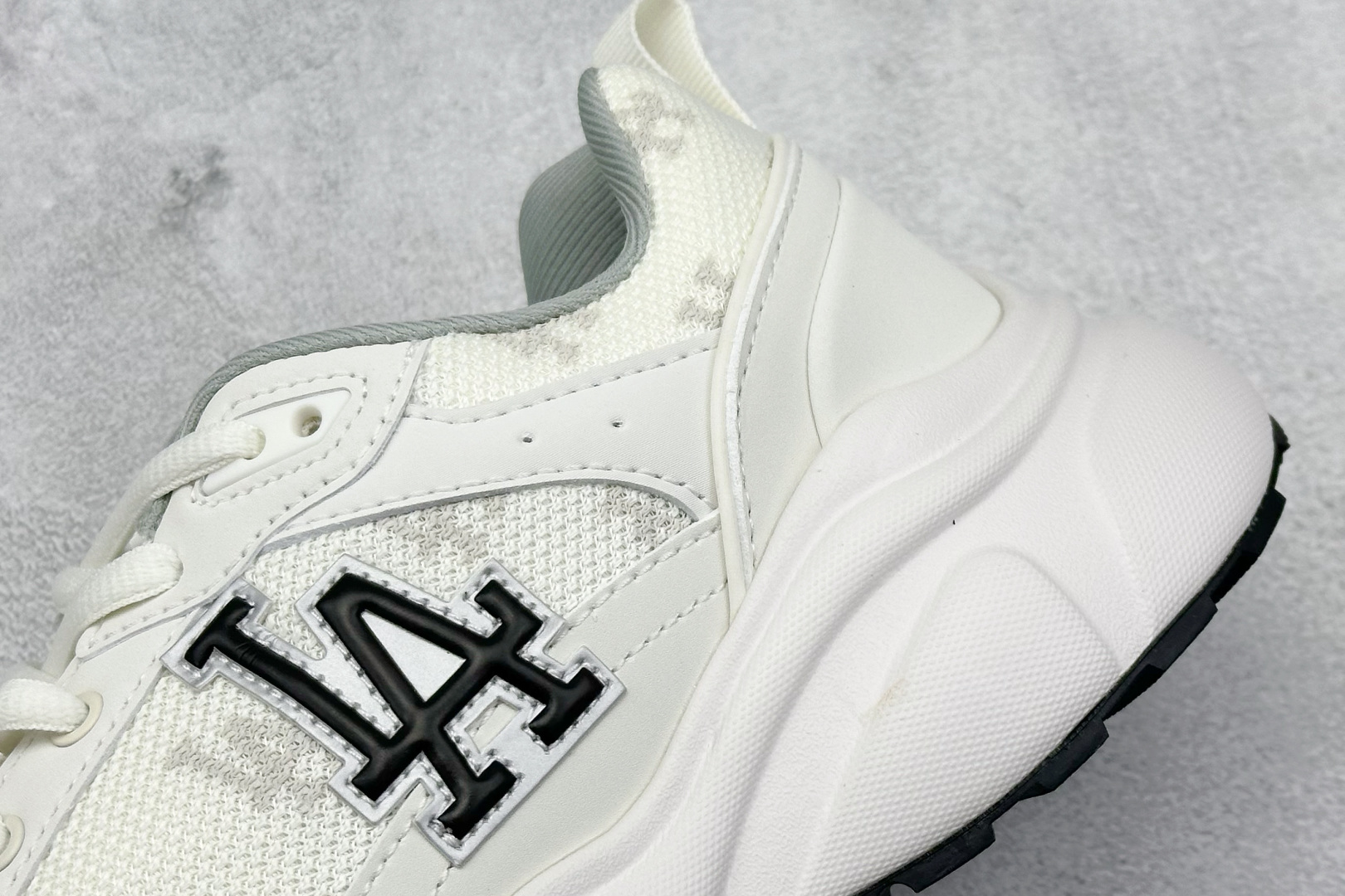 福利特价 终端放店
MLB Chunky Runner Fastball 24SS复古舒适 织物合成革防