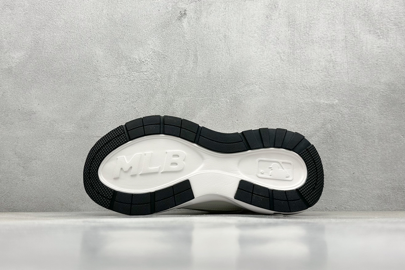福利特价 终端放店
MLB Chunky Runner Fastball 24SS复古舒适 织物合成革防