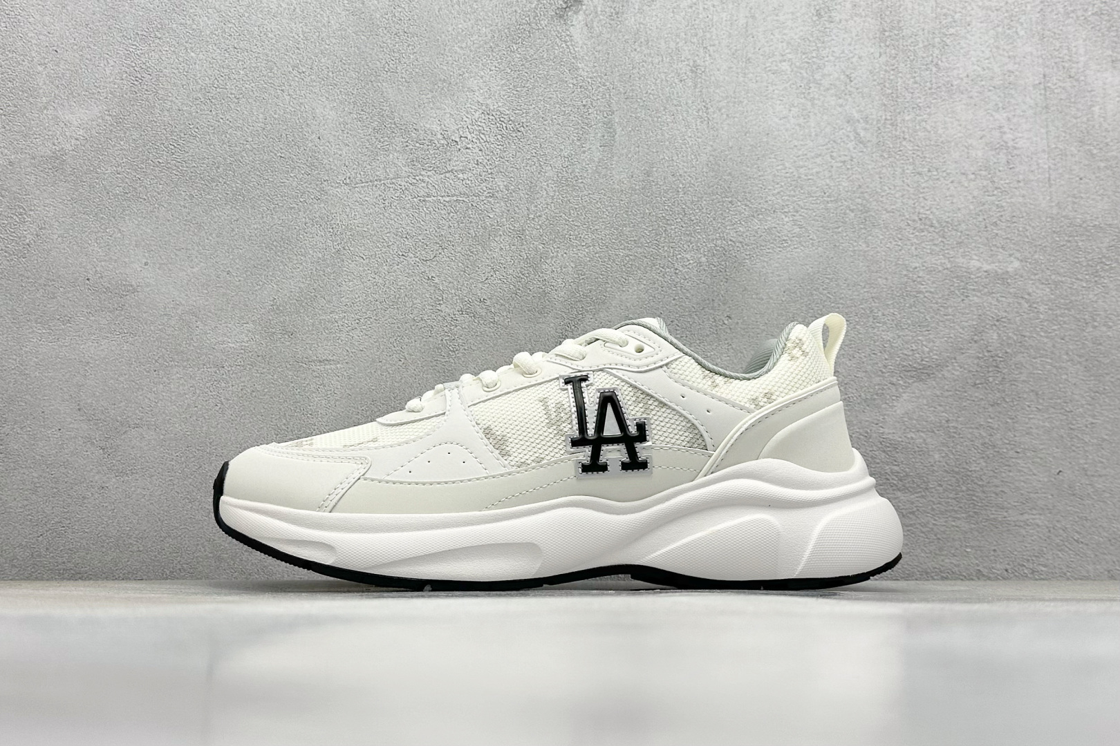 福利特价 终端放店
MLB Chunky Runner Fastball 24SS复古舒适 织物合成革防