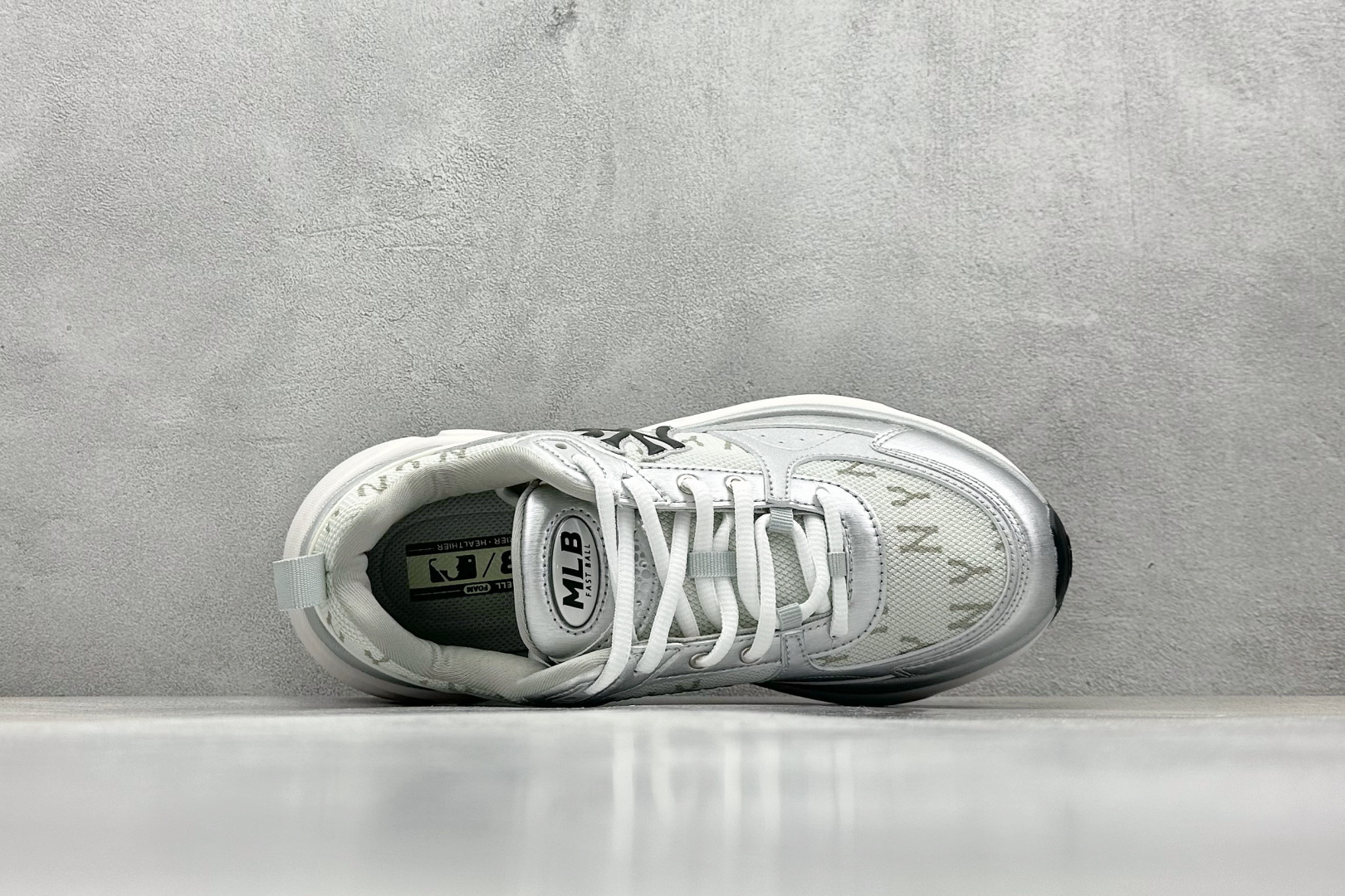 福利特价 终端放店
MLB Chunky Runner Fastball 24SS复古舒适 织物合成革防