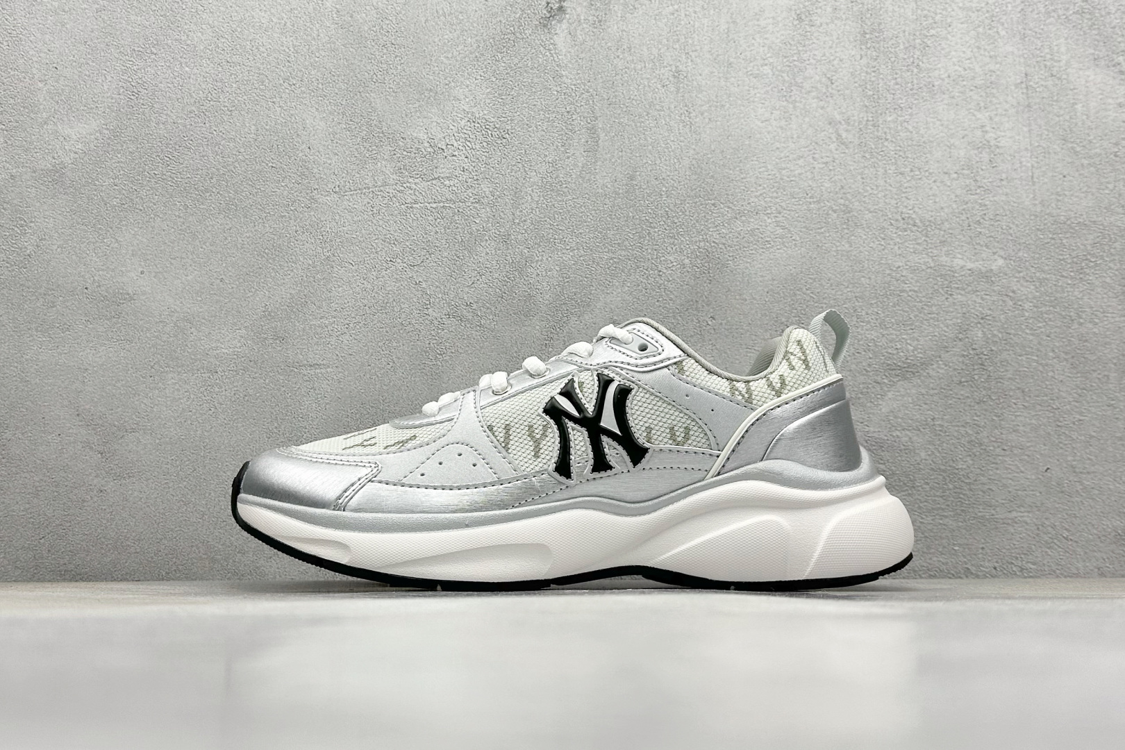 福利特价 终端放店
MLB Chunky Runner Fastball 24SS复古舒适 织物合成革防