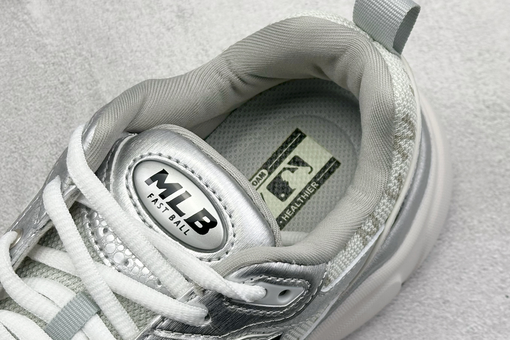 福利特价 终端放店
MLB Chunky Runner Fastball 24SS复古舒适 织物合成革防