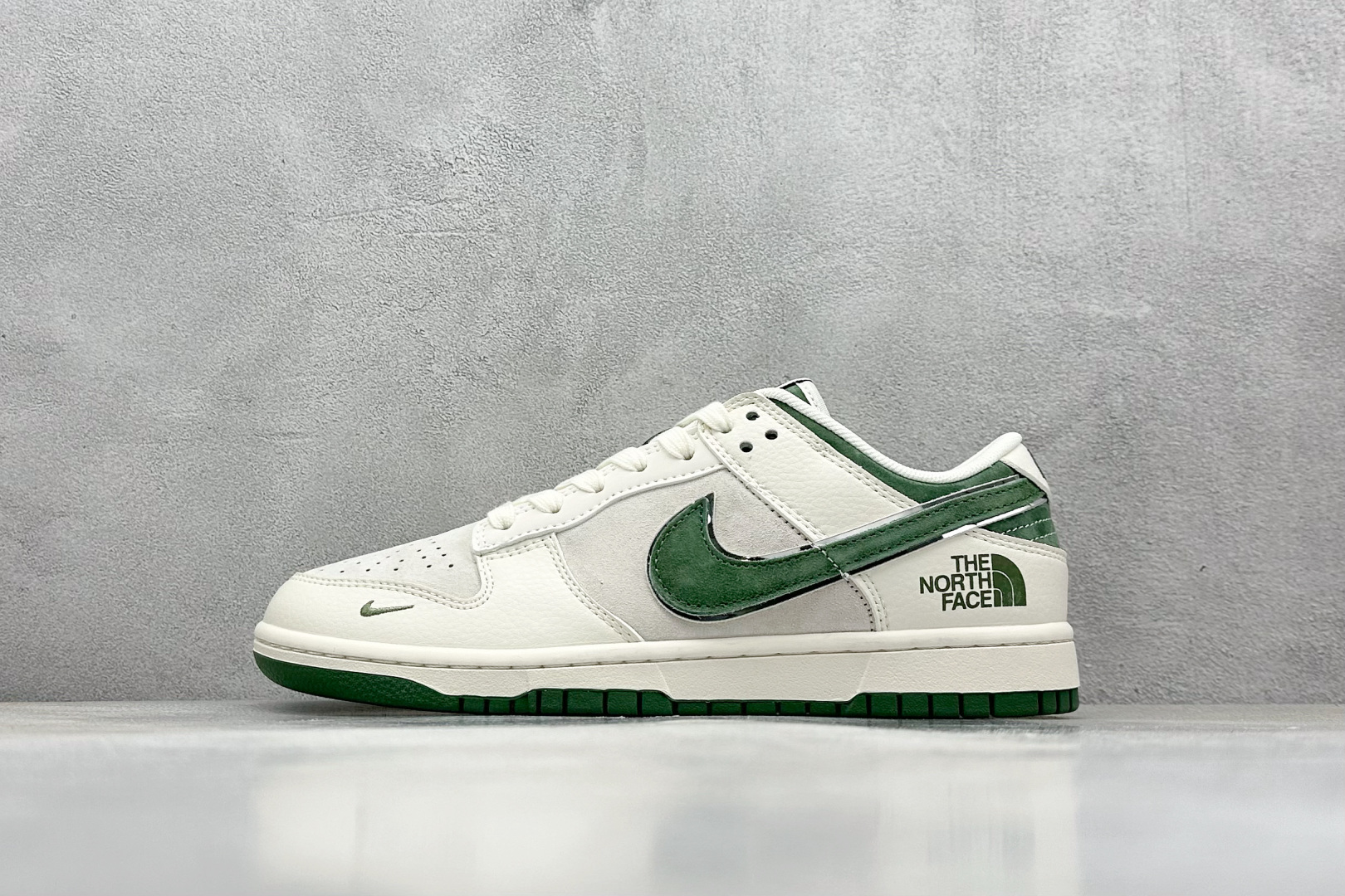  终端放店
XC版 NIKE SB Dunk Low 北面联名
性价比天花板 尝鲜先行版
原装头层材料 