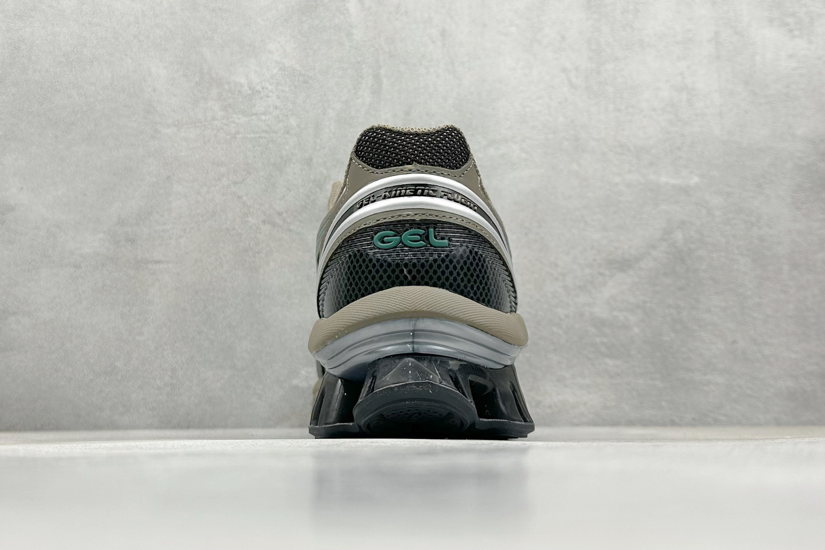  
Asics Gel-Kinetic Fluent  亚瑟士运动休闲透气专业跑鞋 
新一代缓震未来感跑