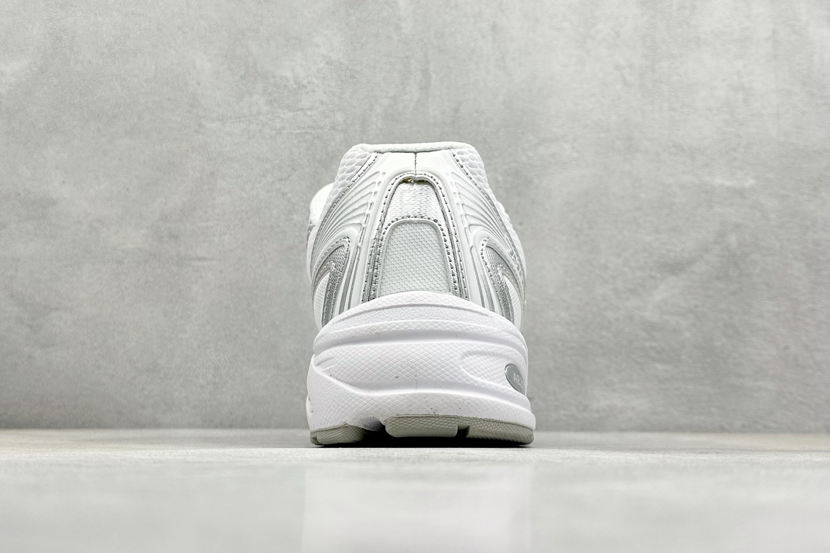  
K版 New Balance 740 复古跑鞋 
小红书爆款 官网售罄
这双鞋确实是NB家经典复古款