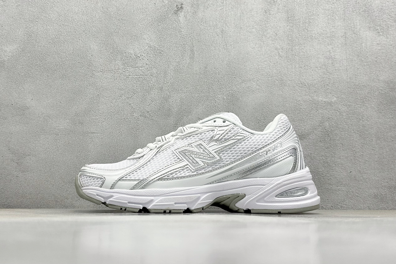  
K版 New Balance 740 复古跑鞋 
小红书爆款 官网售罄
这双鞋确实是NB家经典复古款