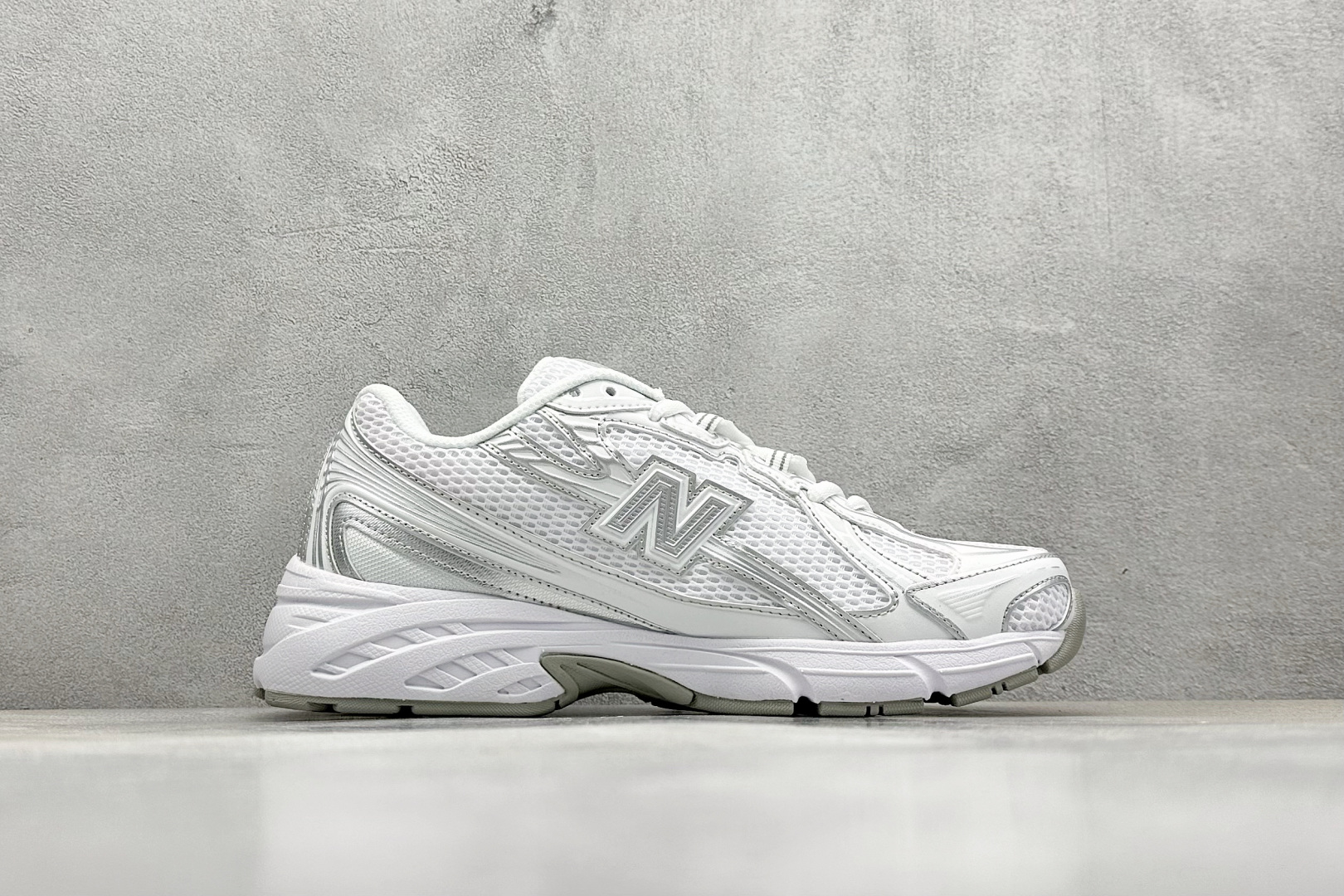  
K版 New Balance 740 复古跑鞋 
小红书爆款 官网售罄
这双鞋确实是NB家经典复古款