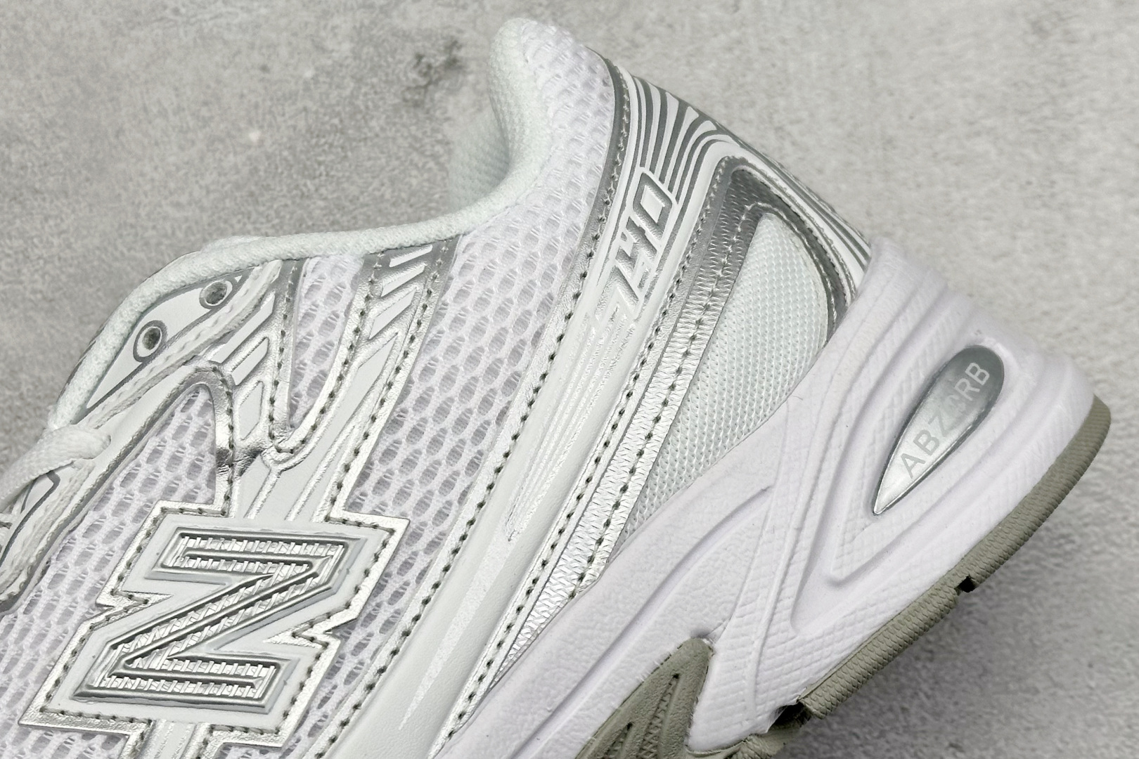  
K版 New Balance 740 复古跑鞋 
小红书爆款 官网售罄
这双鞋确实是NB家经典复古款