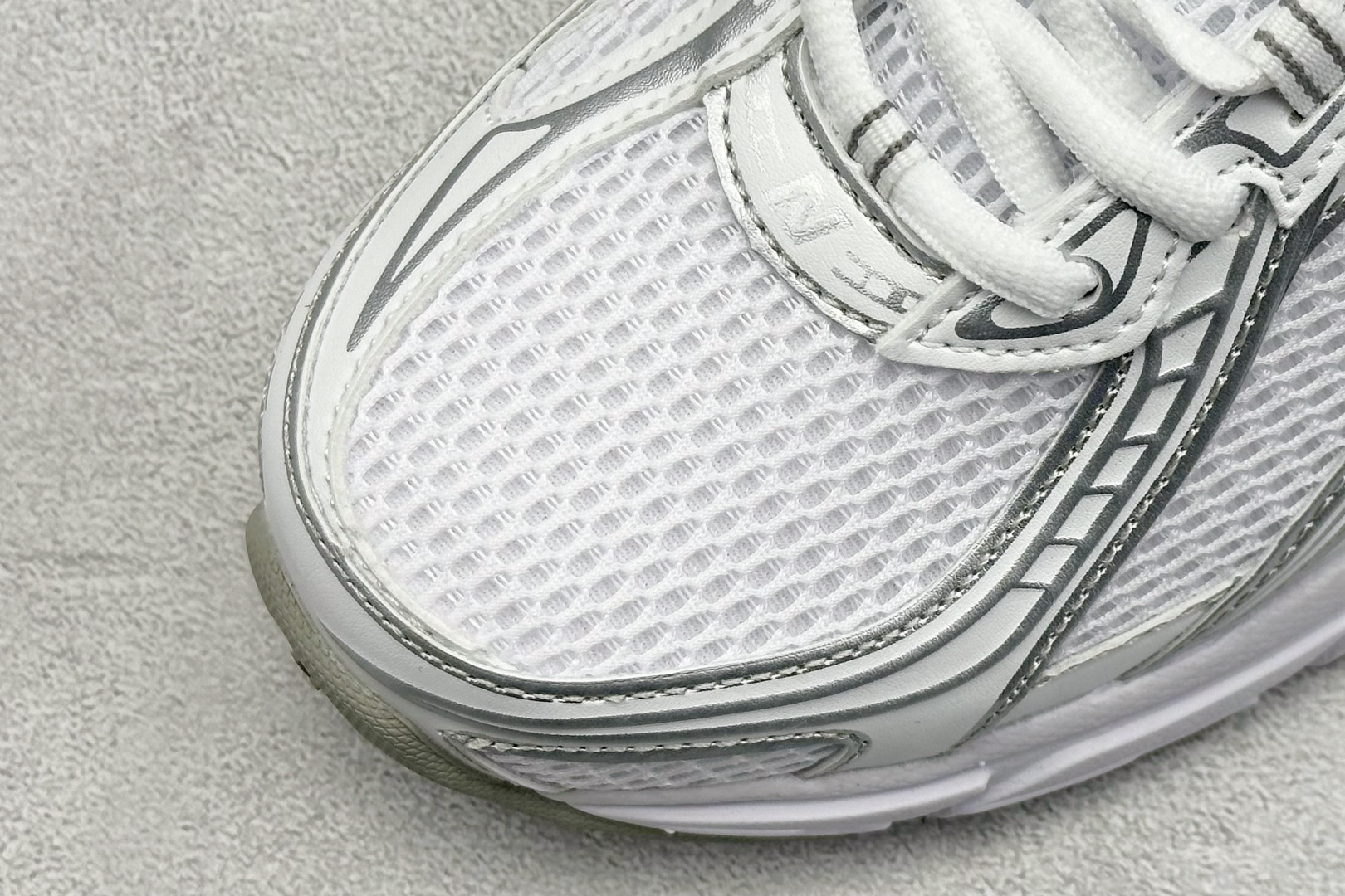  
K版 New Balance 740 复古跑鞋 
小红书爆款 官网售罄
这双鞋确实是NB家经典复古款