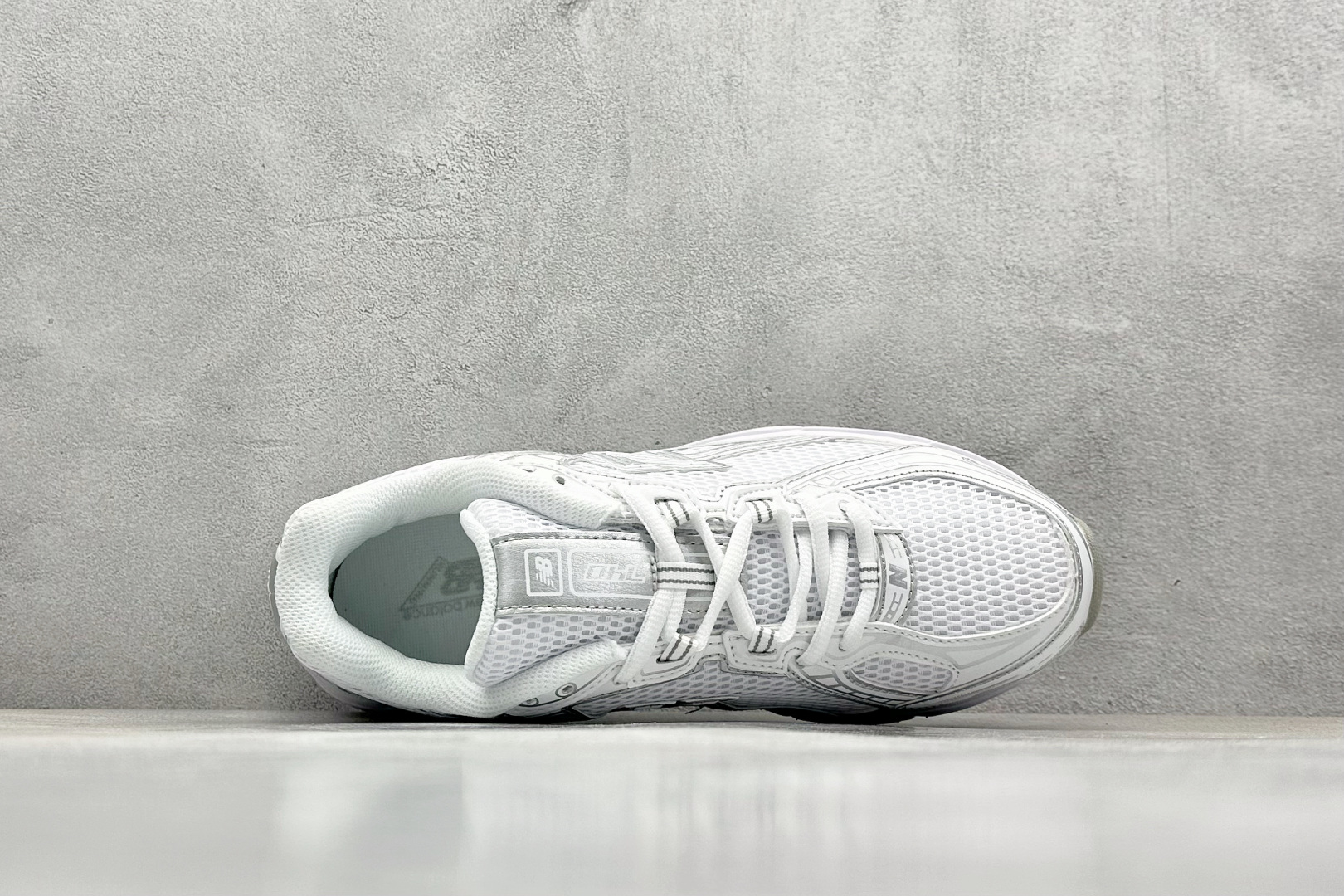  
K版 New Balance 740 复古跑鞋 
小红书爆款 官网售罄
这双鞋确实是NB家经典复古款