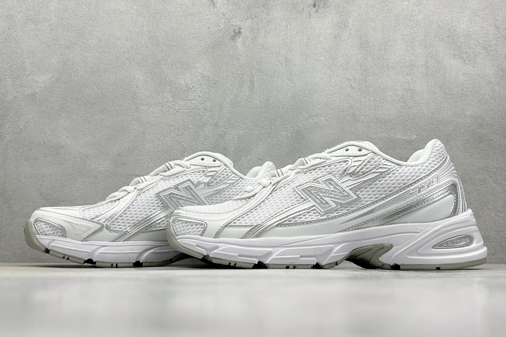  
K版 New Balance 740 复古跑鞋 
小红书爆款 官网售罄
这双鞋确实是NB家经典复古款