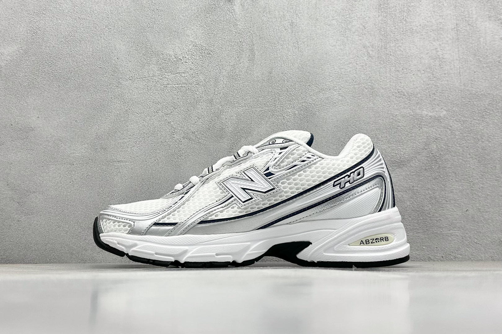  
K版 New Balance 740 复古跑鞋 
小红书爆款 官网售罄
这双鞋确实是NB家经典复古款
