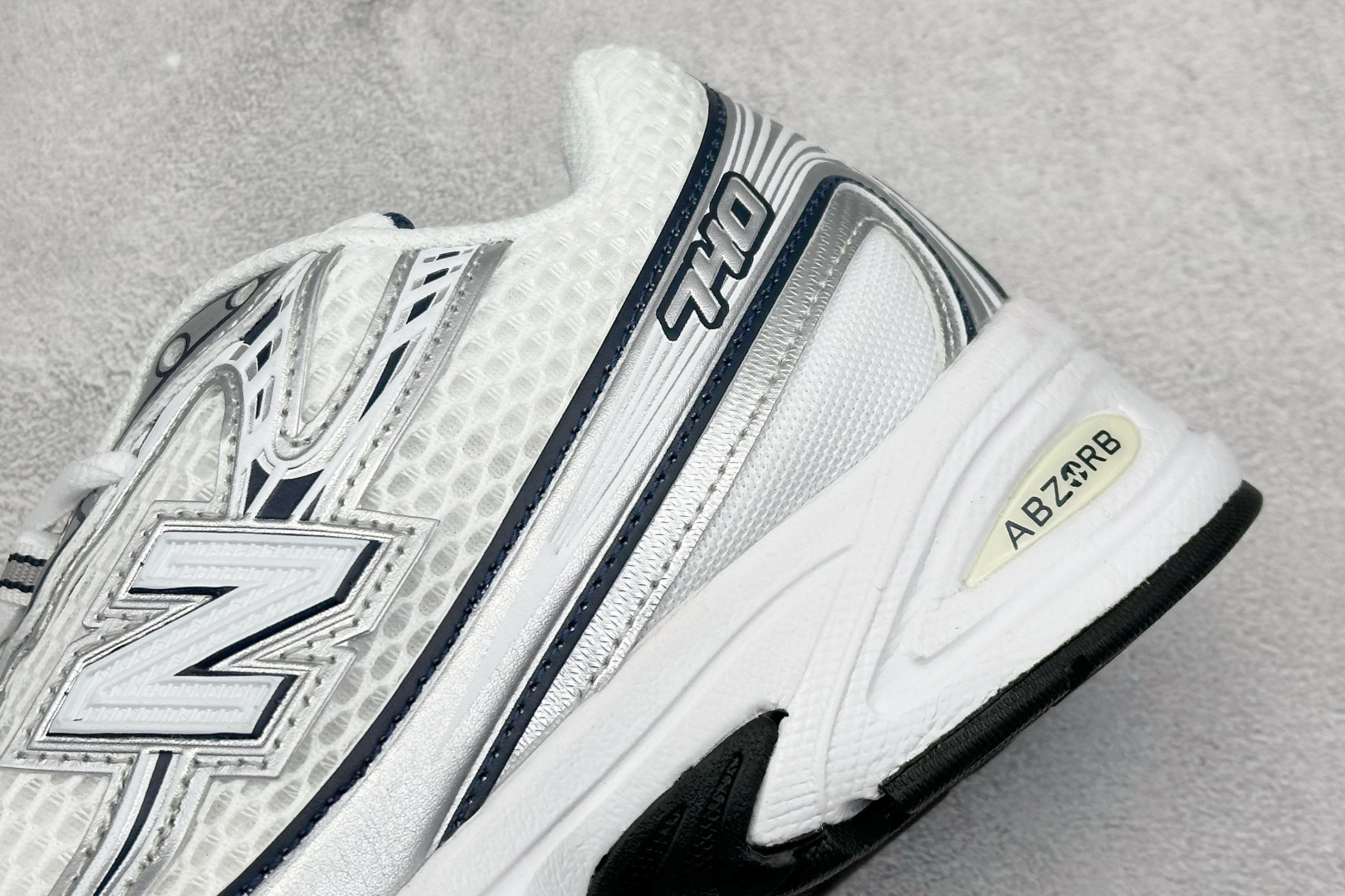  
K版 New Balance 740 复古跑鞋 
小红书爆款 官网售罄
这双鞋确实是NB家经典复古款