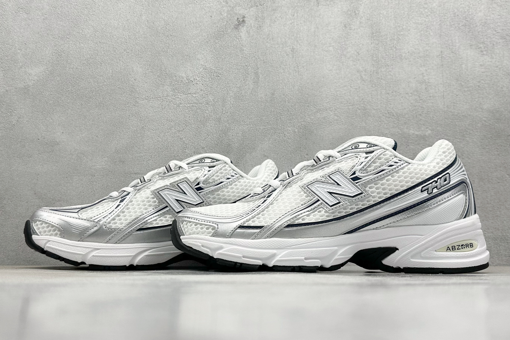  
K版 New Balance 740 复古跑鞋 
小红书爆款 官网售罄
这双鞋确实是NB家经典复古款