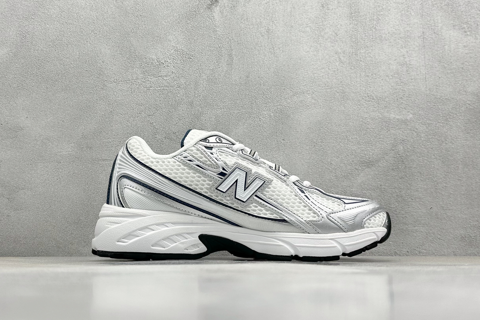  
K版 New Balance 740 复古跑鞋 
小红书爆款 官网售罄
这双鞋确实是NB家经典复古款