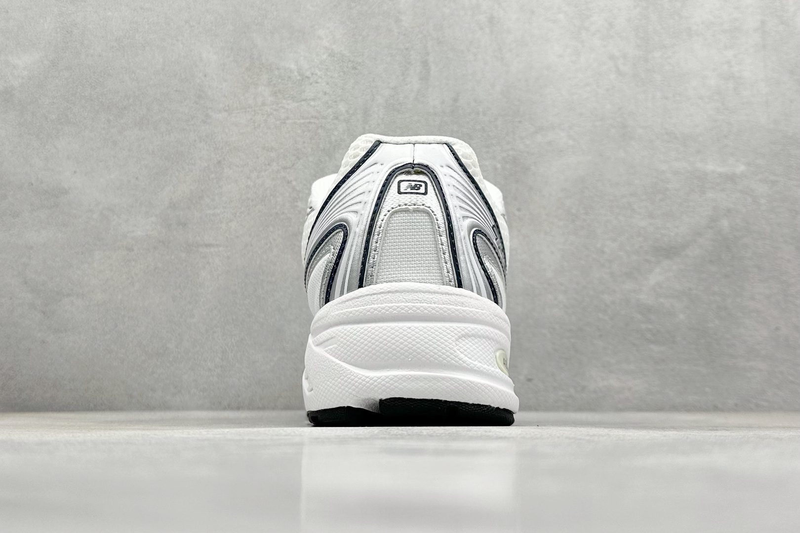  
K版 New Balance 740 复古跑鞋 
小红书爆款 官网售罄
这双鞋确实是NB家经典复古款