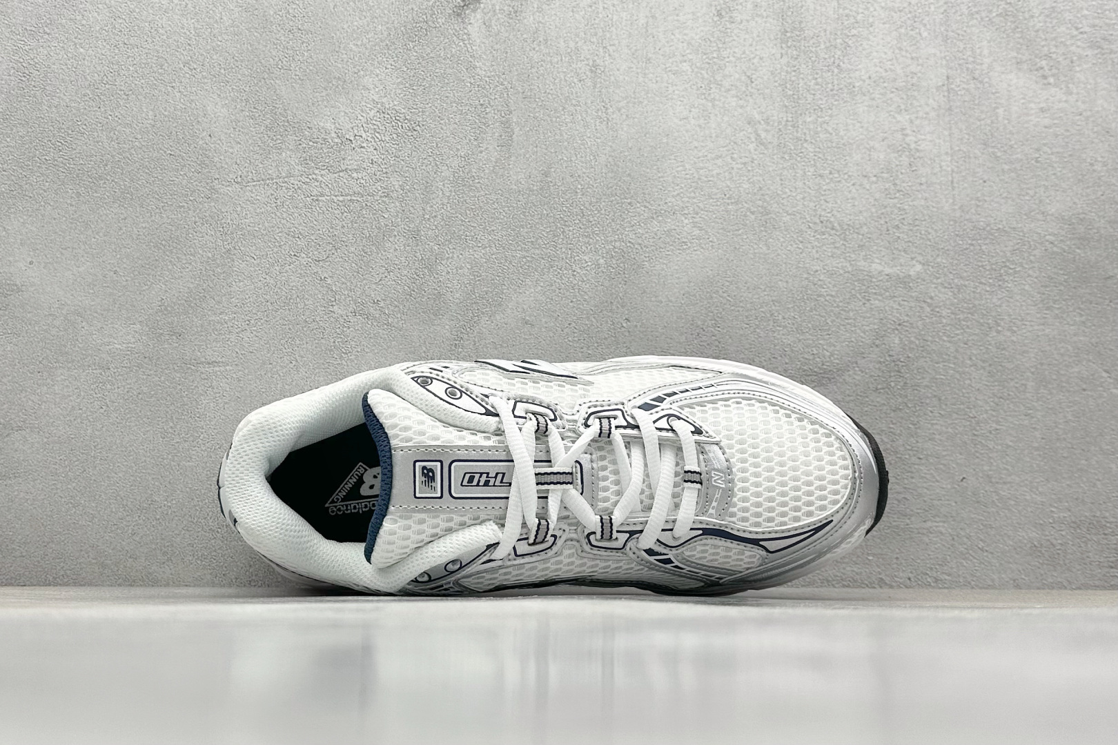  
K版 New Balance 740 复古跑鞋 
小红书爆款 官网售罄
这双鞋确实是NB家经典复古款