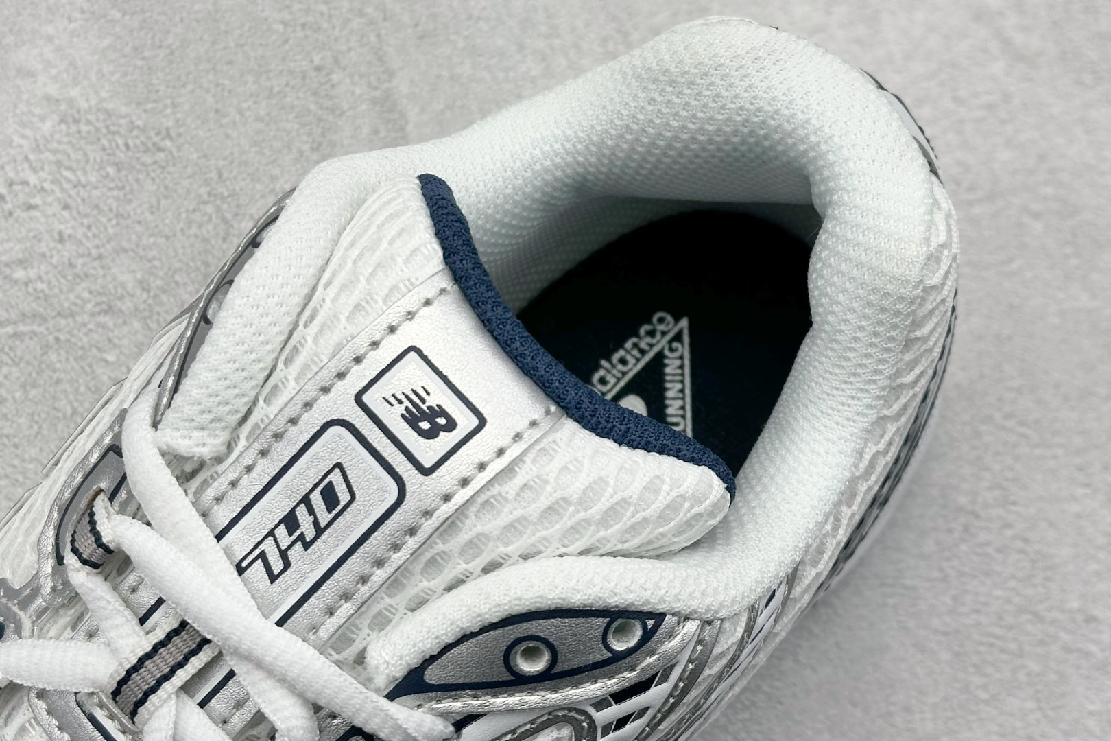  
K版 New Balance 740 复古跑鞋 
小红书爆款 官网售罄
这双鞋确实是NB家经典复古款
