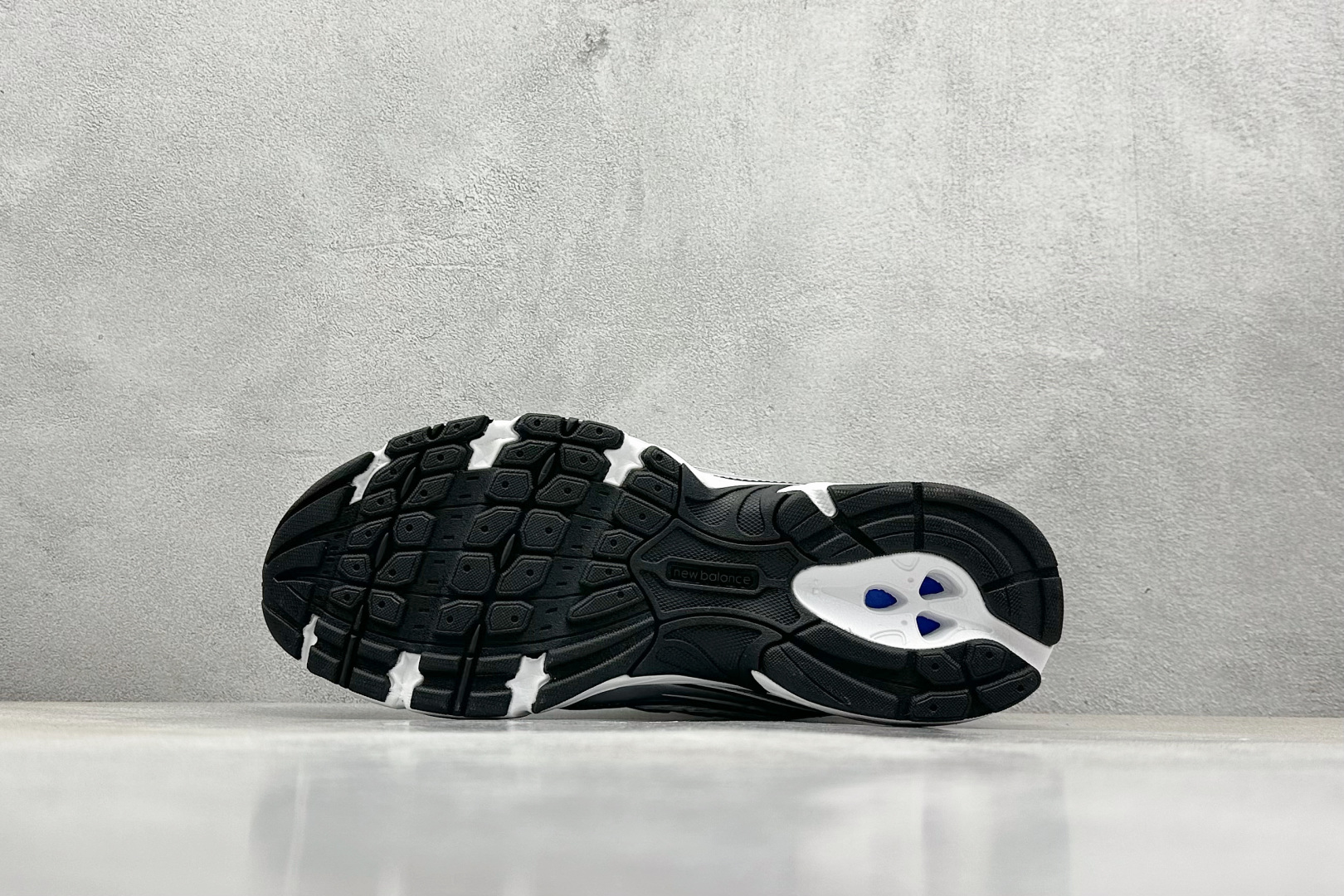  
K版 New Balance 740 复古跑鞋 
小红书爆款 官网售罄
这双鞋确实是NB家经典复古款