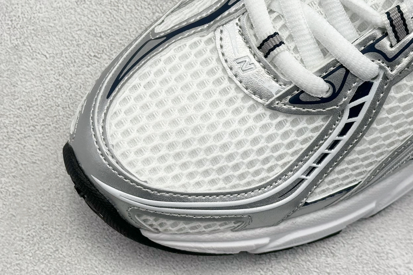  
K版 New Balance 740 复古跑鞋 
小红书爆款 官网售罄
这双鞋确实是NB家经典复古款