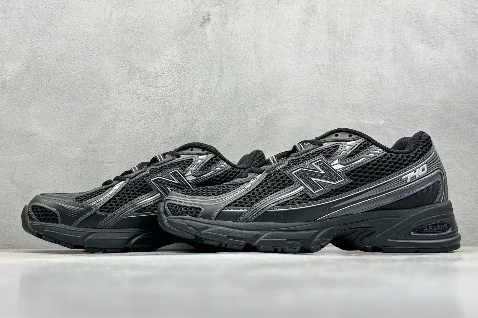  
K版 New Balance 740 复古跑鞋 
小红书爆款 官网售罄
这双鞋确实是NB家经典复古款