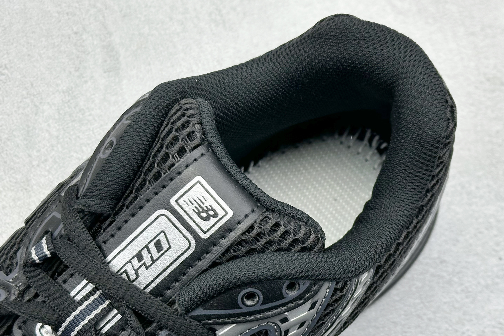  
K版 New Balance 740 复古跑鞋 
小红书爆款 官网售罄
这双鞋确实是NB家经典复古款