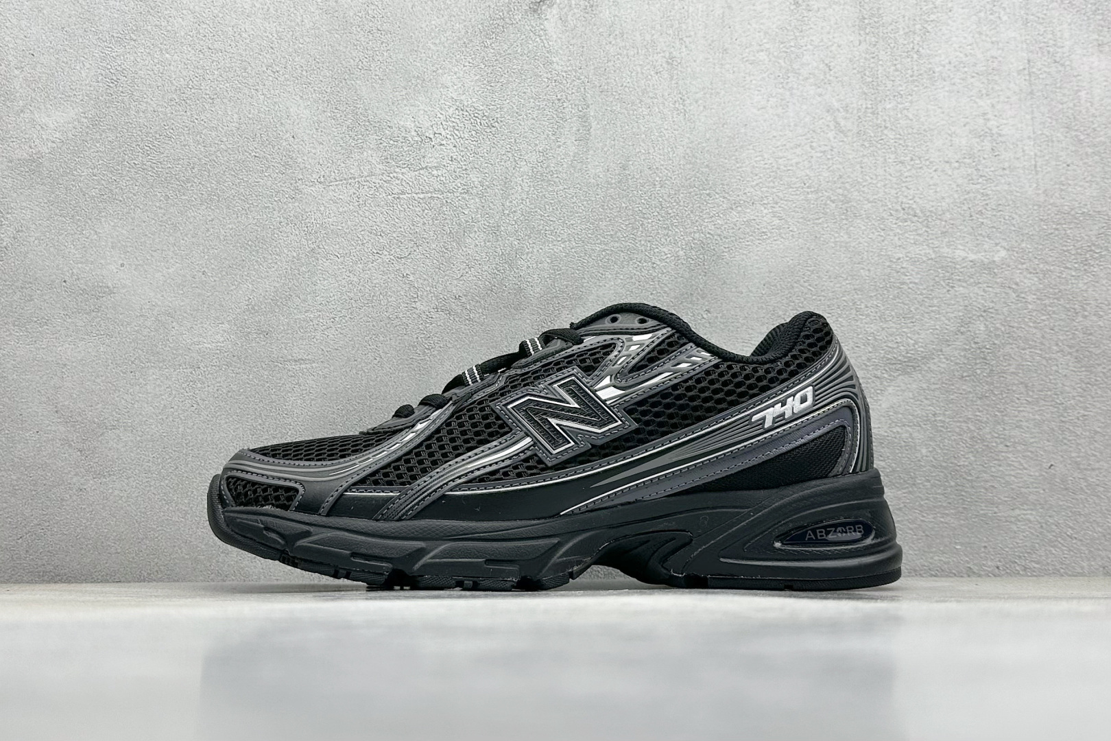  
K版 New Balance 740 复古跑鞋 
小红书爆款 官网售罄
这双鞋确实是NB家经典复古款