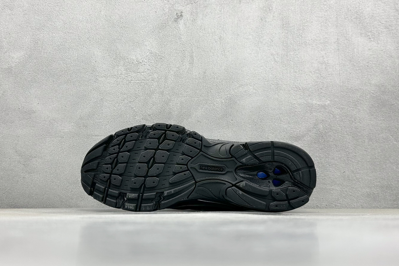  
K版 New Balance 740 复古跑鞋 
小红书爆款 官网售罄
这双鞋确实是NB家经典复古款